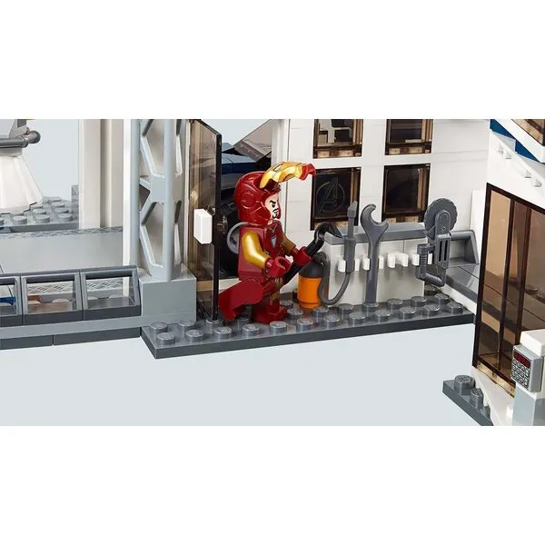 Super Heroes 76131 Битва на базе Мстителей