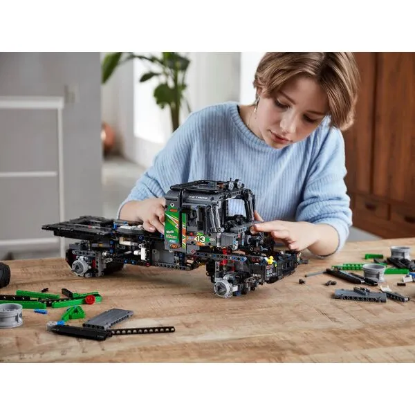 Technic 42129 Полноприводный грузовик-внедорожник Mercedes-Benz Zetros