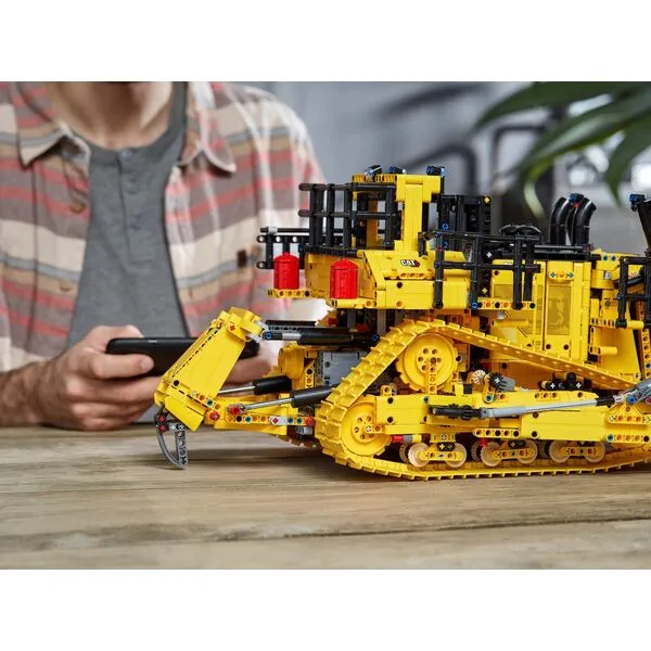 Technic 42131 Бульдозер Cat D11 на пульте управления