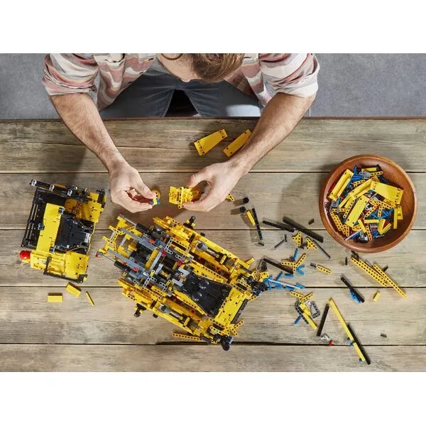Technic 42131 Бульдозер Cat D11 на пульте управления