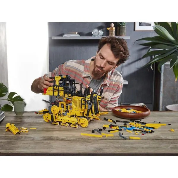 Technic 42131 Бульдозер Cat D11 на пульте управления