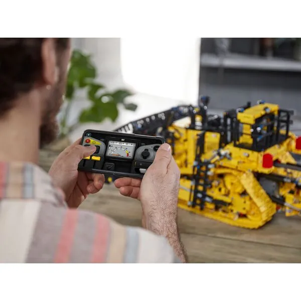 Technic 42131 Бульдозер Cat D11 на пульте управления