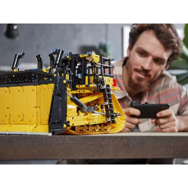 Technic 42131 Бульдозер Cat D11 на пульте управления