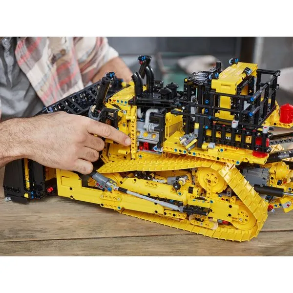 Technic 42131 Бульдозер Cat D11 на пульте управления