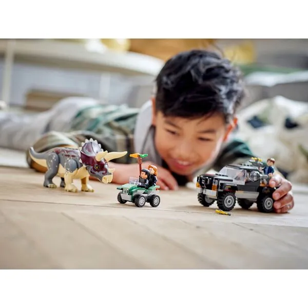 Jurassic World 76950 Нападение трицератопса на пикап