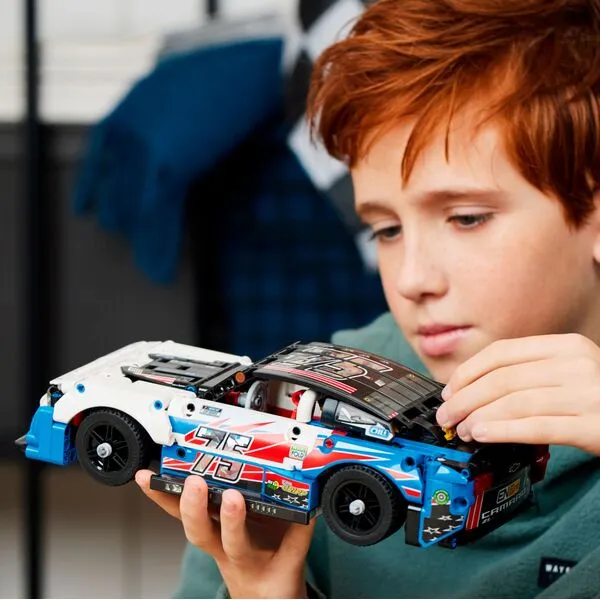 Technic 42153 Шевроле Камаро ZL1 нового поколения NASCAR