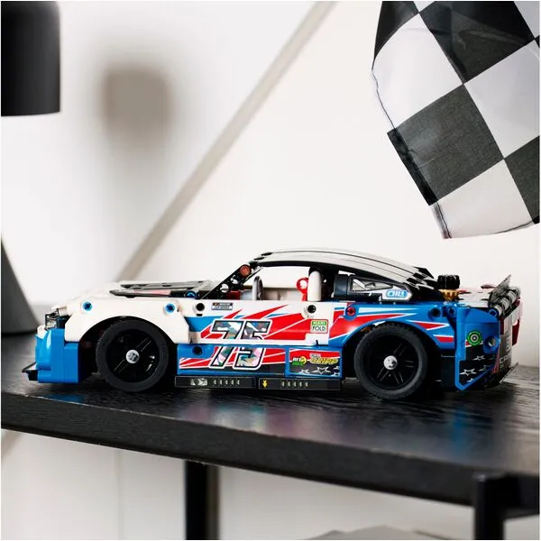 Technic 42153 Шевроле Камаро ZL1 нового поколения NASCAR