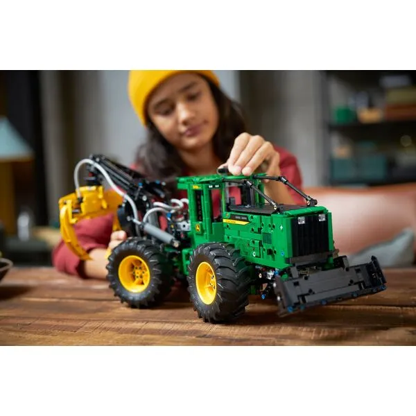 Technic 42157 Трелевочный трактор John Deere 948L-II