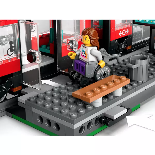 City 60423 Трамвай и остановка в центре города (Фото 6)