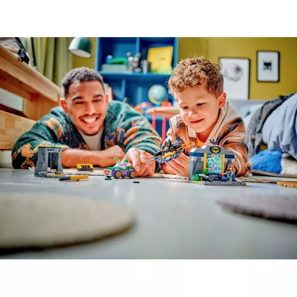 DC Comics Super Heroes 76272 Бэтпещера с Бэтменом, Бэтгерл и Джокером (Фото 11)