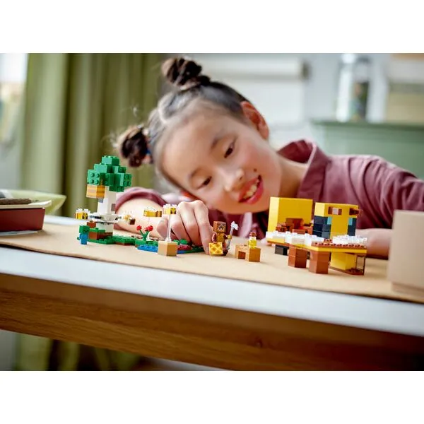 Minecraft 21241 Пчелиный коттедж (Фото 3)