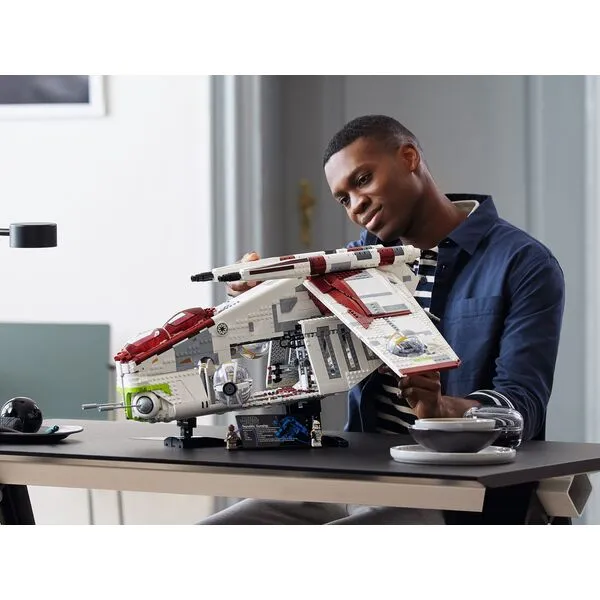 Star Wars 75309 Боевой корабль Республики (Фото 8)