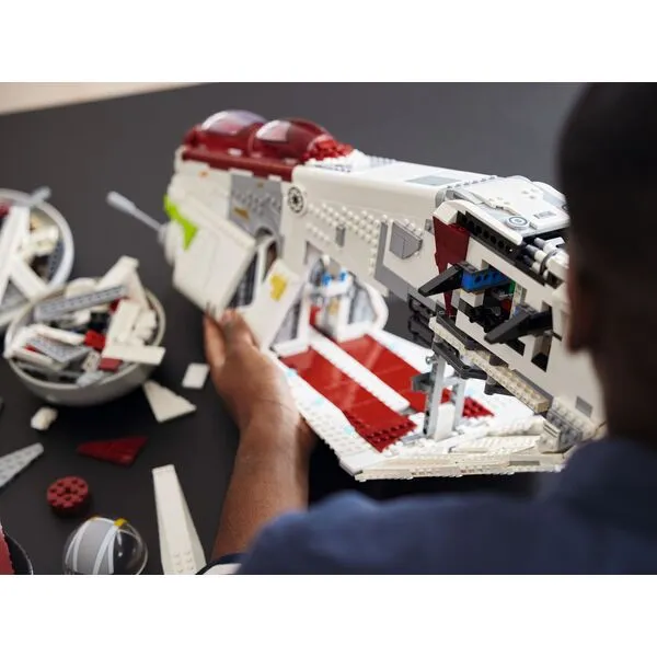 Star Wars 75309 Боевой корабль Республики (Фото 11)