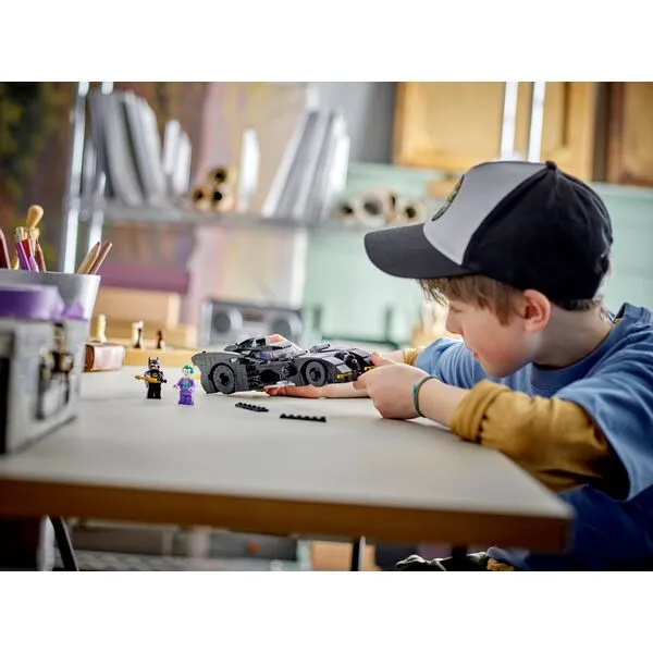 Super Heroes 76224 Бэтмобиль: Бэтмен против погони за Джокером (Фото 3)