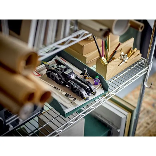 Super Heroes 76224 Бэтмобиль: Бэтмен против погони за Джокером (Фото 4)