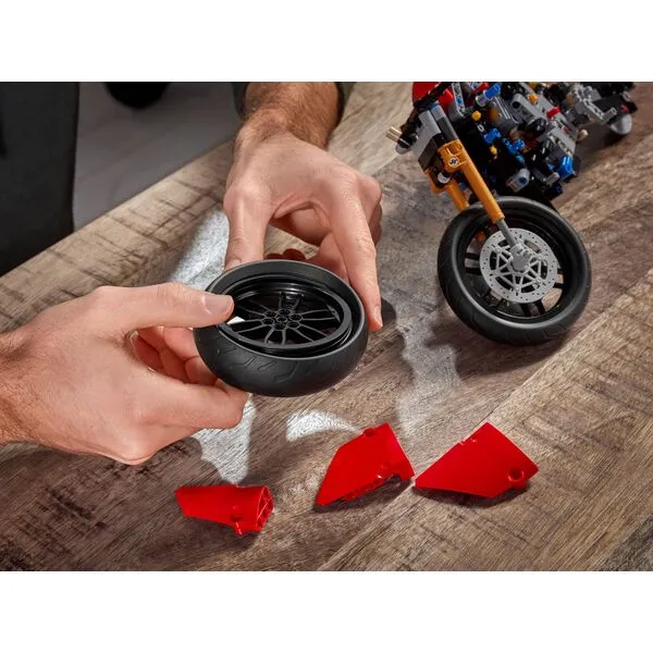 Technic 42107 Ducati Panigale V4 R (Фото 8)